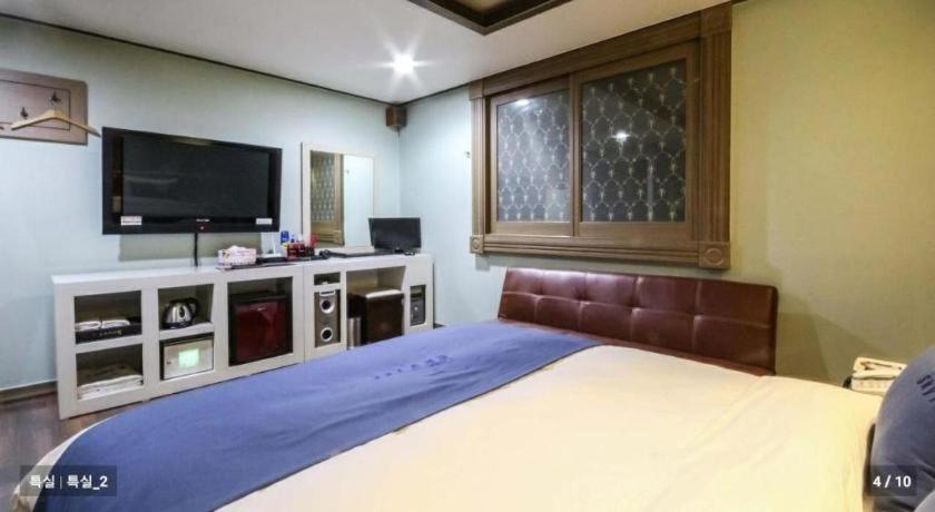 Sky Hotel Changwon Bagian luar foto