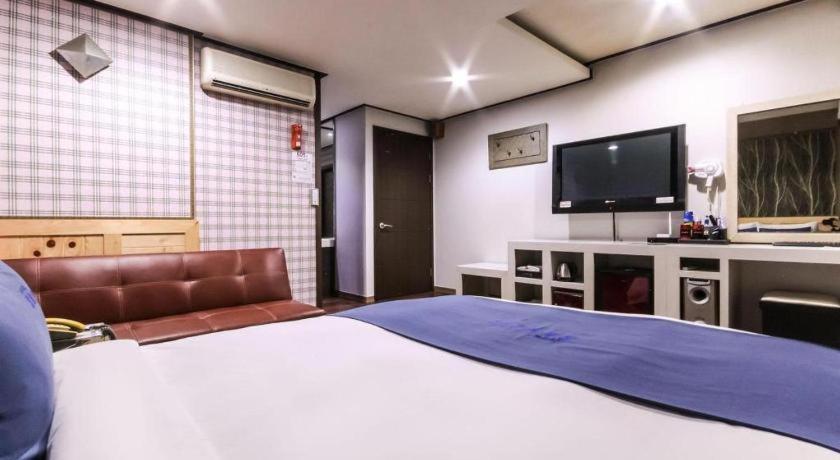 Sky Hotel Changwon Bagian luar foto