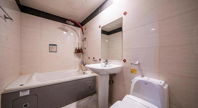 Sky Hotel Changwon Bagian luar foto