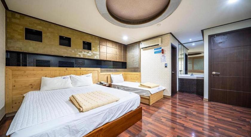 Sky Hotel Changwon Bagian luar foto