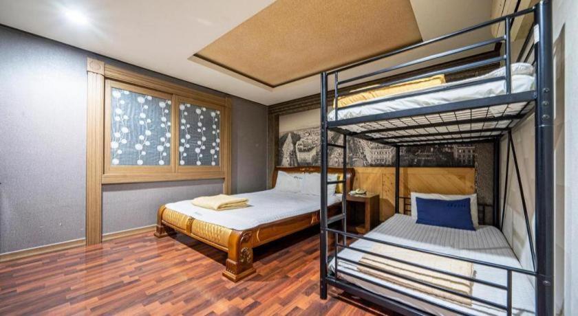 Sky Hotel Changwon Bagian luar foto