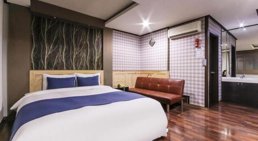 Sky Hotel Changwon Bagian luar foto