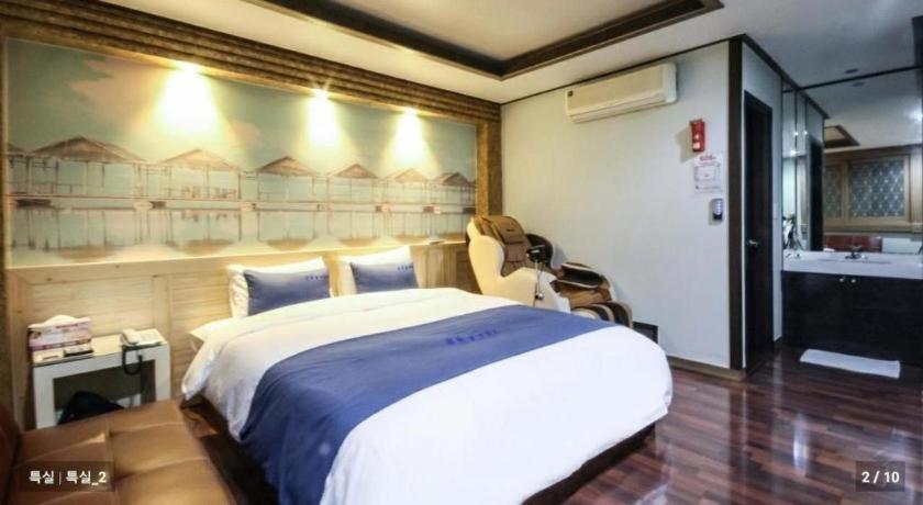 Sky Hotel Changwon Bagian luar foto