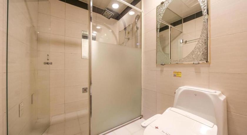 Sky Hotel Changwon Bagian luar foto