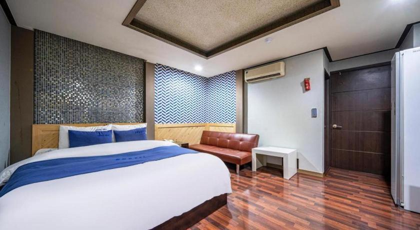 Sky Hotel Changwon Bagian luar foto