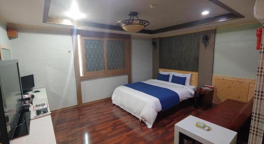 Sky Hotel Changwon Bagian luar foto