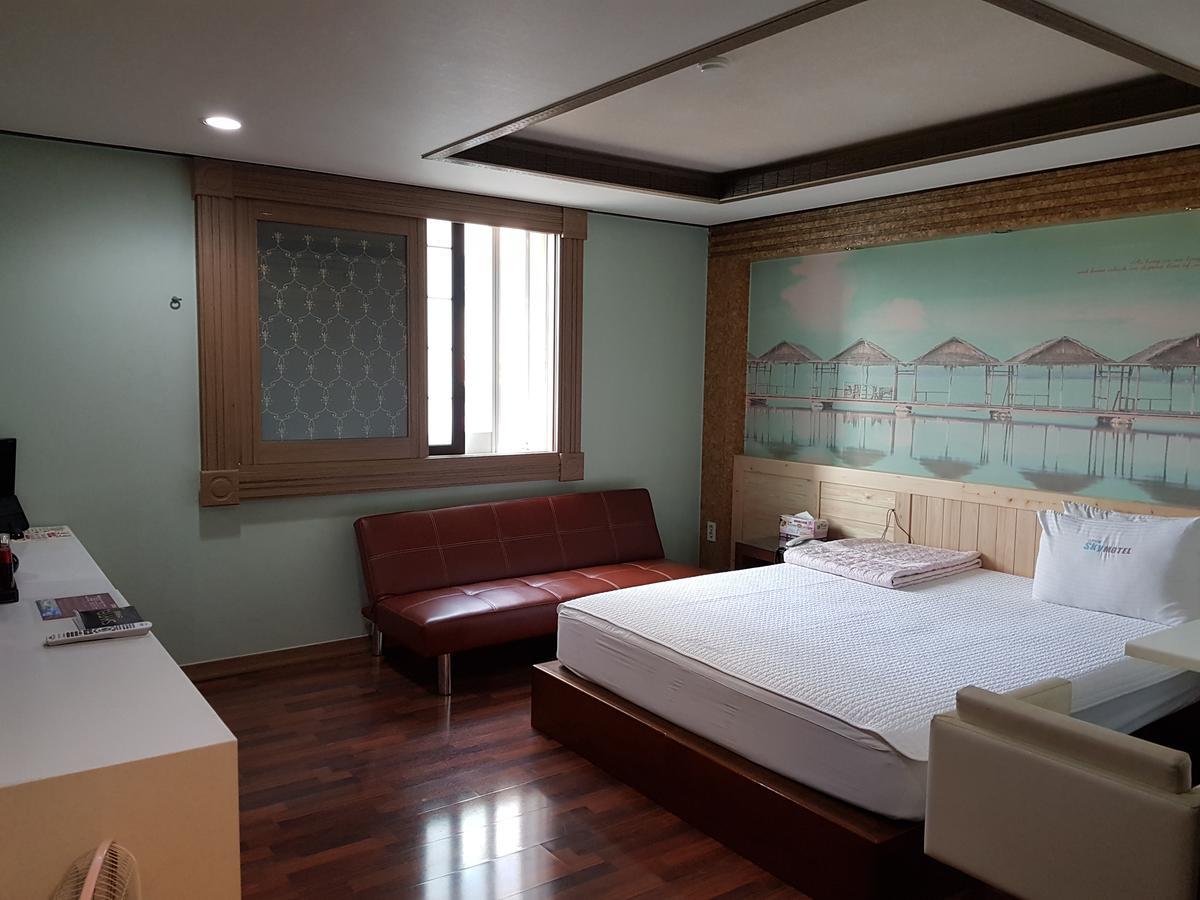 Sky Hotel Changwon Bagian luar foto