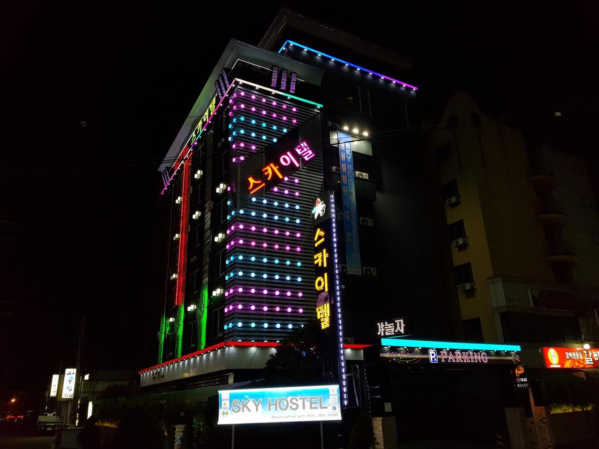 Sky Hotel Changwon Bagian luar foto